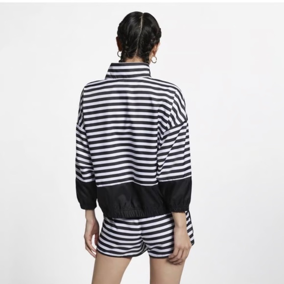 ❤️ NIKE - Ladies Windbreaker ❤️ - Picture 2 of 14